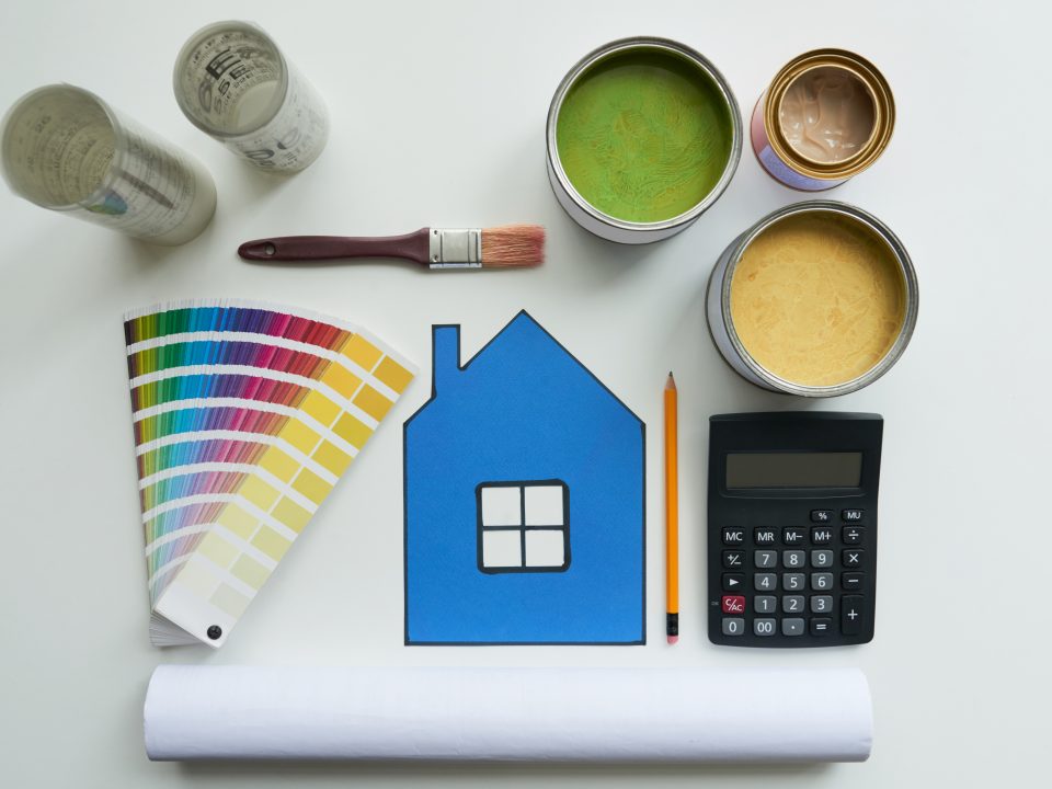 Palette de couleurs et peintures diverses pour la rénovation de maison